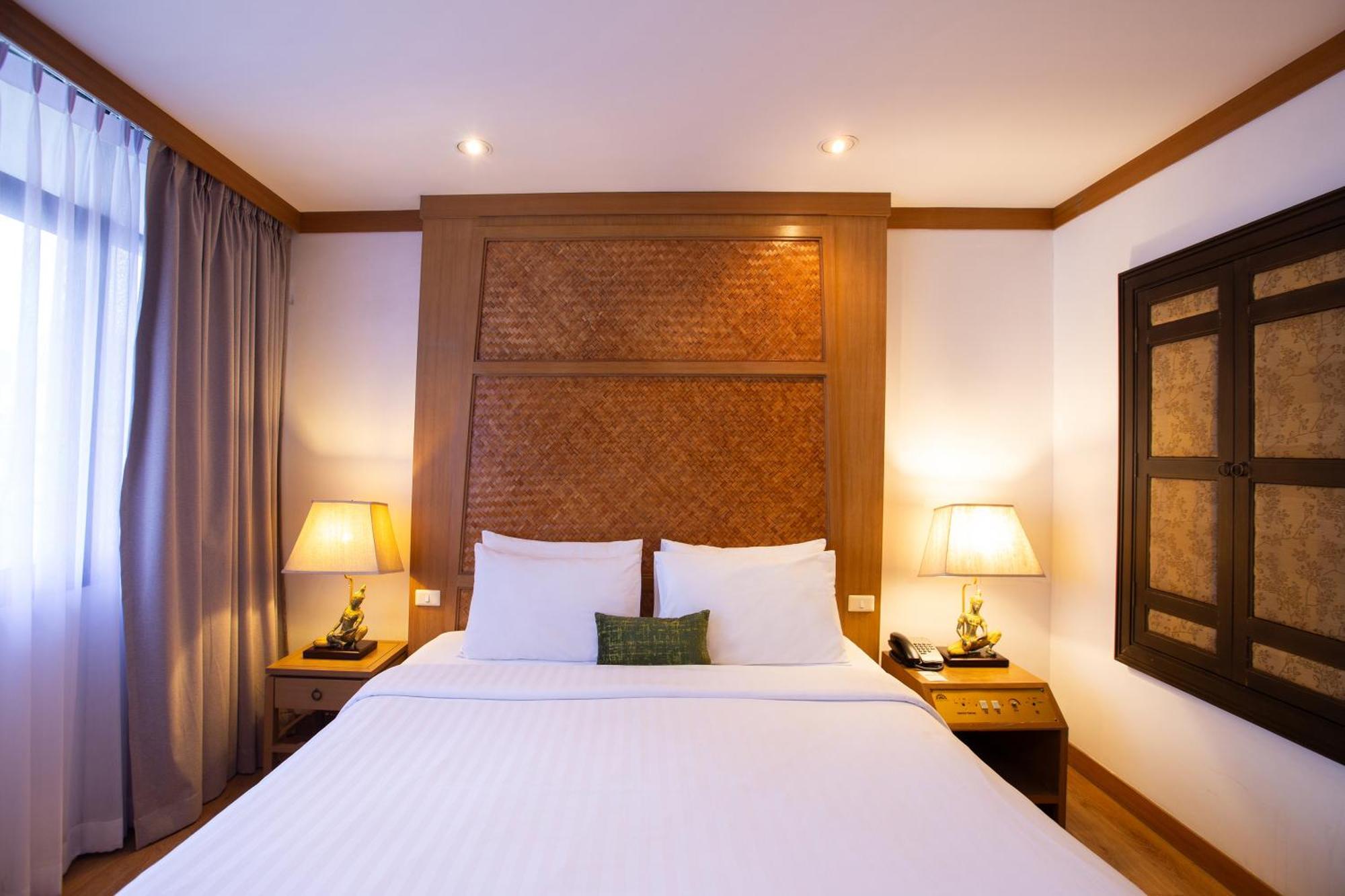 The Tarntawan Hotel Surawong Bangkok Exterior photo